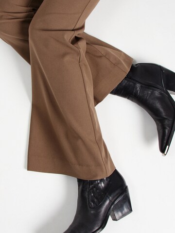 Flared Pantaloni 'Sarabi' di WEEKDAY in verde