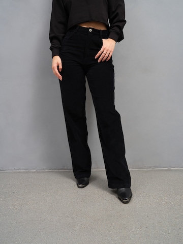 A LOT LESS Wide leg Trousers 'Ella' in Black: front