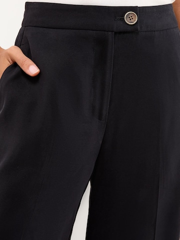 Lipsy - Pierna ancha Pantalón en negro