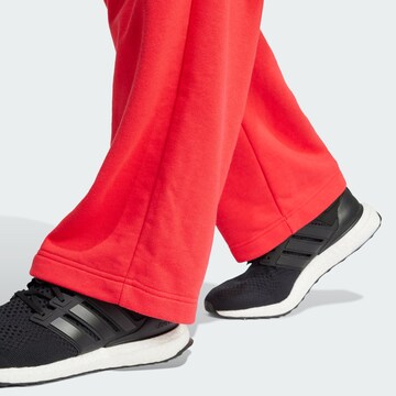 ADIDAS SPORTSWEAR Loosefit Sportovní kalhoty 'Essentials' – červená