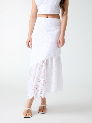 GUESS Skirt in White: front