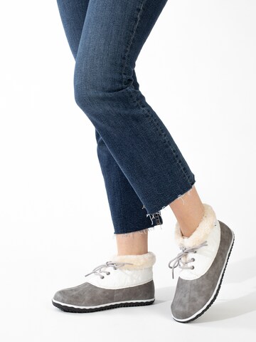 Minnetonka - Botines 'Tega' en gris: frente
