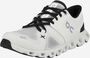 Sneaker bassa 'CloudX3' di On in bianco: frontale