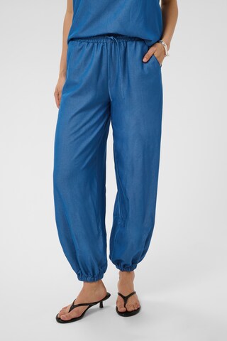 Kaffe - Tapered Pantalón bombacho 'KAAnnaline' en azul: frente
