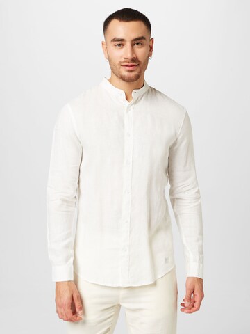 Coupe regular Chemise NOWADAYS en blanc : devant