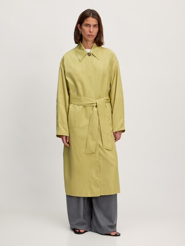 Cappotto di mezza stagione 'Sabeth' di EDITED in verde: frontale