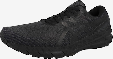 Chaussure de course ASICS en noir : devant