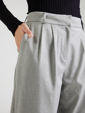 regular Pantaloni con pieghe di Nasty Gal in grigio