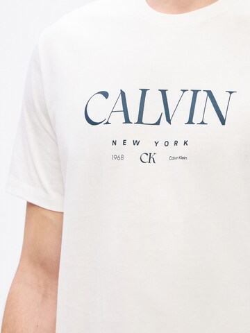 Regular T-Shirt Calvin Klein en blanc