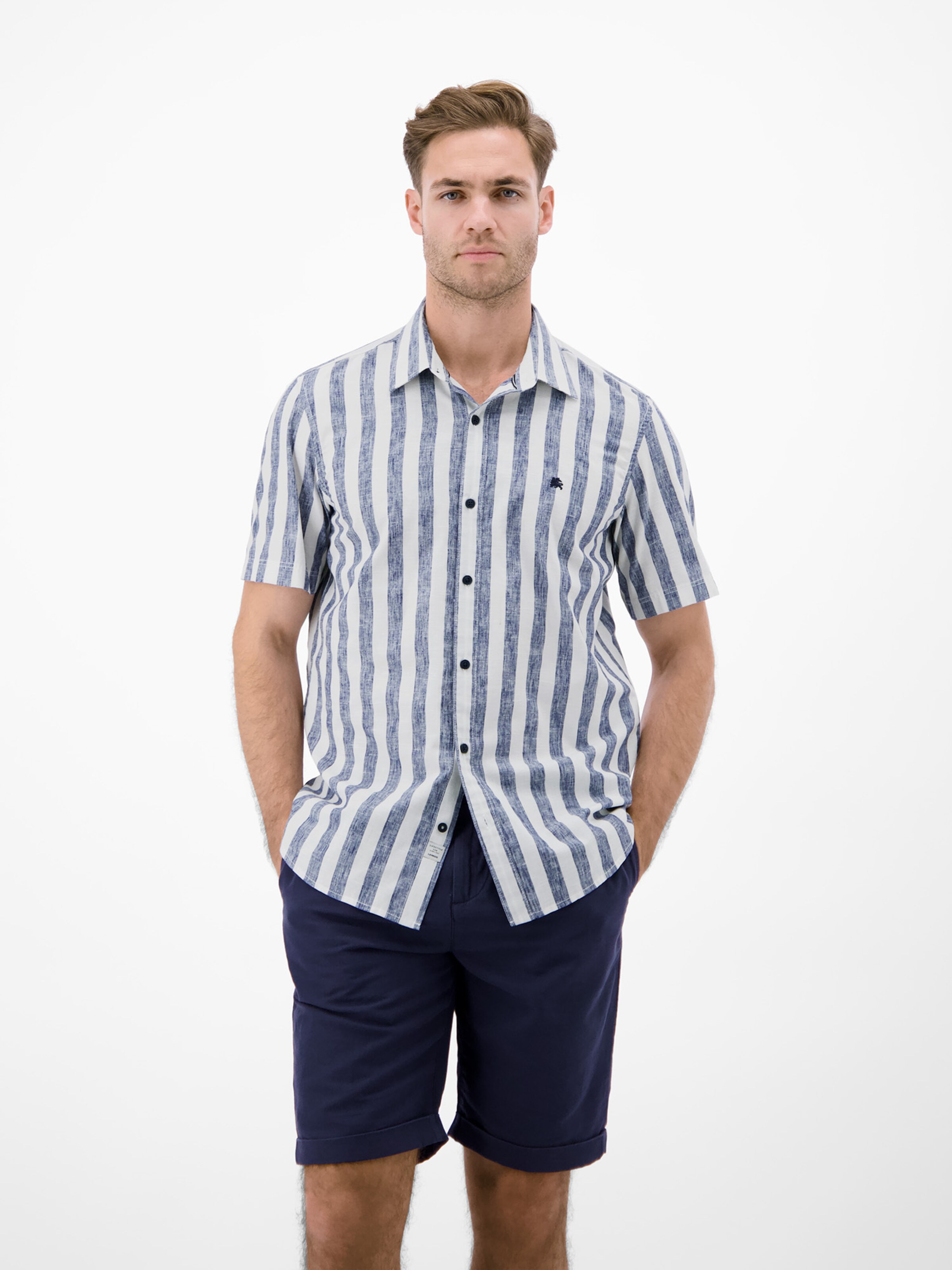 LERROS Regular Fit Gestreiftes Kurzarmhemd aus Baumwollmix in Blau: Vorderseite