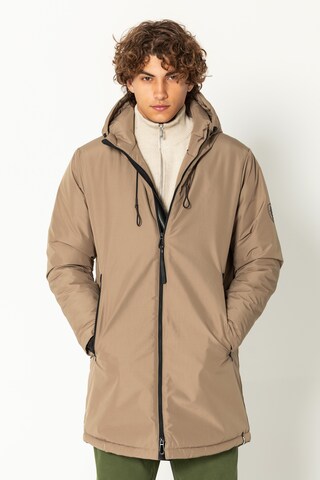 Ron Tomson Mantel, Model trägt Größe M in Braun: Vorderseite