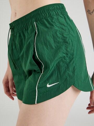 Nike Sportswear - Regular Calças em verde