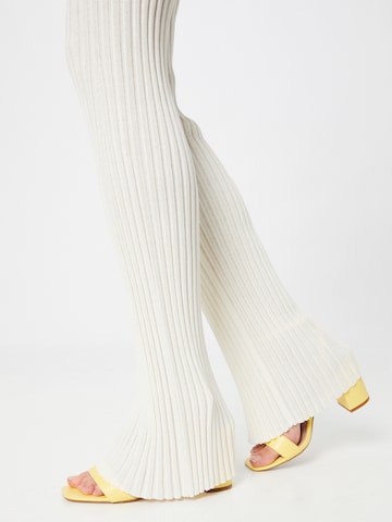 Coupe slim Pantalon 'Elin' NA-KD en beige