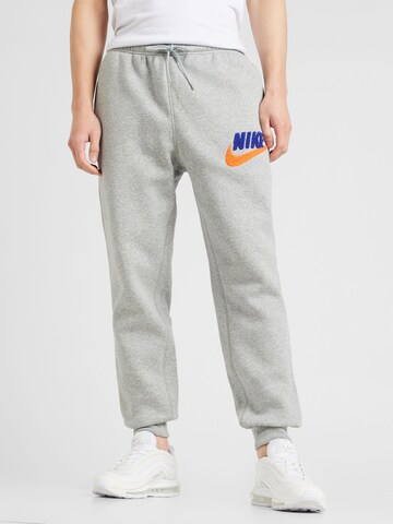 Effilé Pantalon 'CLUB BB' Nike Sportswear en gris : devant