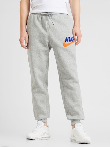 Tapered Pantaloni 'CLUB BB' de la Nike Sportswear pe gri: față