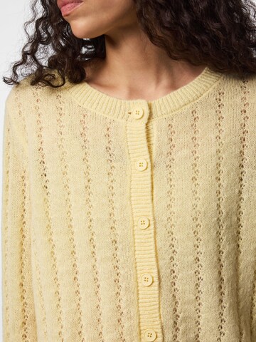 Cardigan 'PCAda' PIECES en jaune
