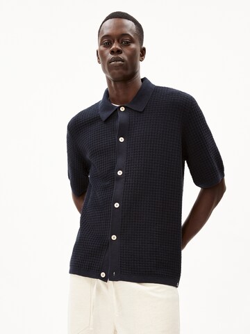 ARMEDANGELS Regular fit Gebreid vest 'EDUAARDO' in Blauw: voorkant