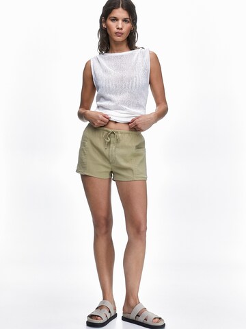 Pull&Bear Regular Shorts in Grün