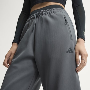 ADIDAS SPORTSWEAR Loosefit Sportovní kalhoty 'Z.N.E.' – šedá