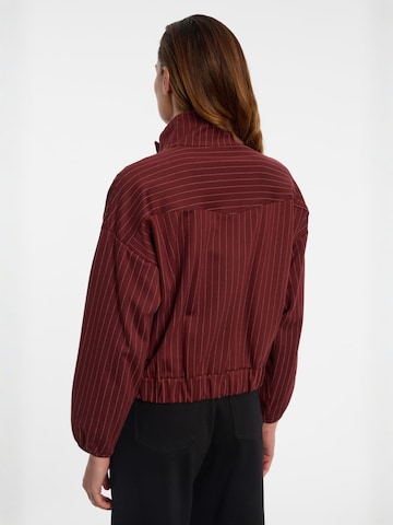 Ana Alcazar Tussenjas ' Enlyvo ' in Rood