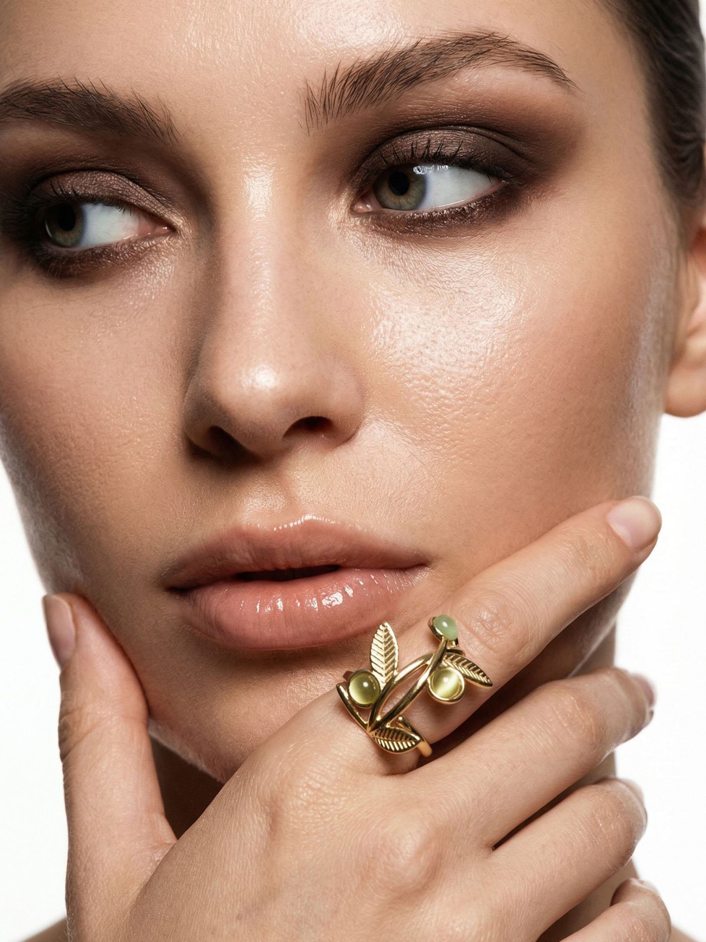 Nemomatheo Ring 'Olive Branch – Offener Blätterring mit Naturstein' in Gold
