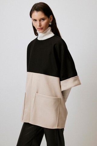 Touche Prive Cape in Black
