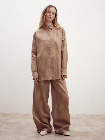 ABOUT YOU x Marie von Behrens - Blusa 'Thea' en marrón