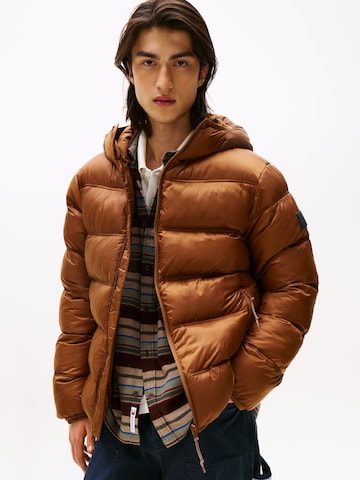 Tommy Jeans - Chaqueta de entretiempo en marrón: frente