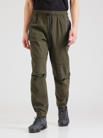 Tapered Pantaloni de la Nike Sportswear pe verde: față