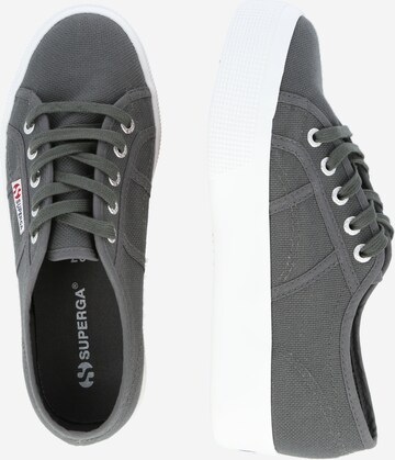 Baskets basses SUPERGA en gris