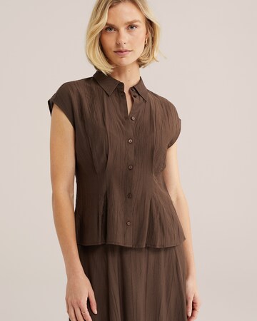 WE Fashion Blouse in Bruin: voorkant