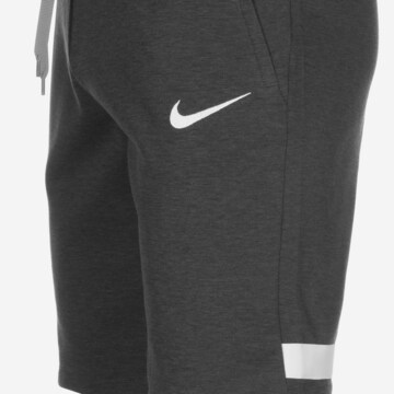 NIKE Regular Sportshorts in Grau