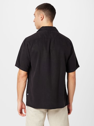 NN07 - Ajuste regular Camisa 'Julio' en negro