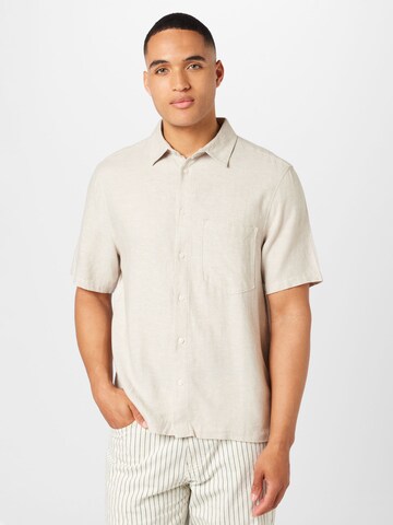 Coupe regular Chemise WEEKDAY en beige : devant