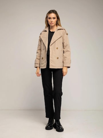 Tantra - Chaqueta de entretiempo 'Trench corto acolchado con doble botonadura, bolsillos laterales y vuelo en la espalda.' en beige