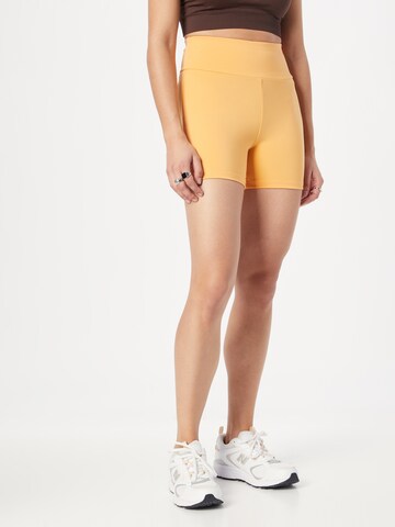 Urban Classics Skinny Shorts in Orange: predná strana