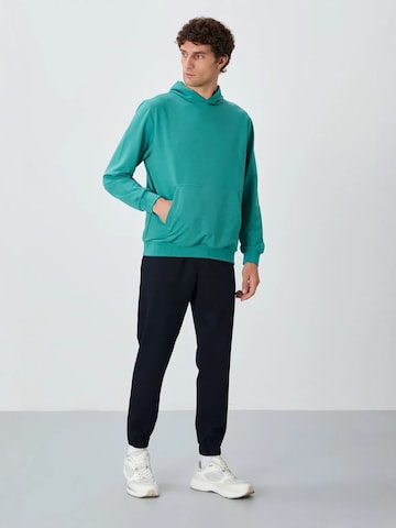 Tommy Life Regular Trousers in Black
