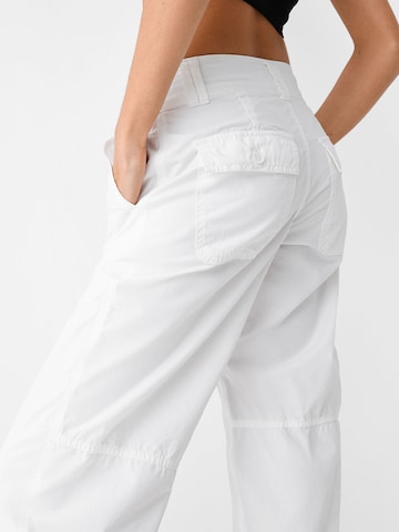 Bershka Normalny krój Spodnie w kolorze biały