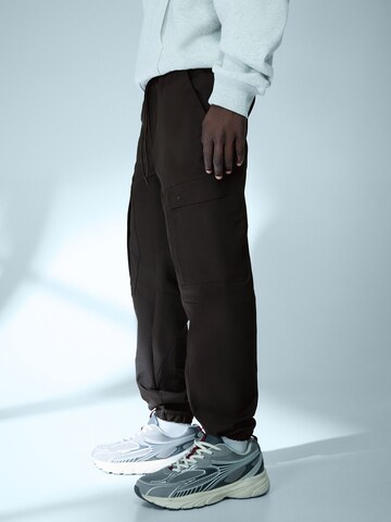 Bershka Tapered Cargobyxa i svart