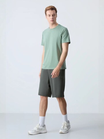Tommy LifeTapered Hlače 'Shorts' - siva boja