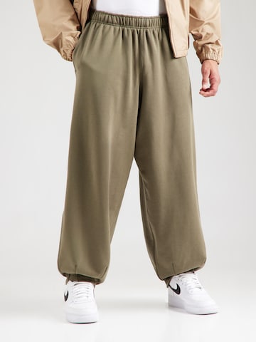 Nike Sportswear Tapered Housut 'CLUB' värissä vihreä: etupuoli