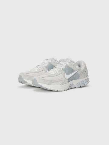 Sneaker bassa 'ZOOM VOMERO 5' di Nike Sportswear in bianco