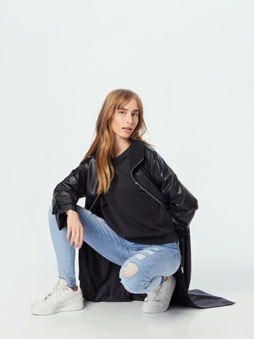 ONLY Sweatshirt 'LUCINDA' in Zwart