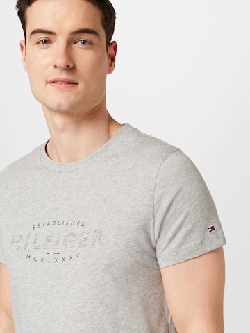 TOMMY HILFIGER T-shirt i grå