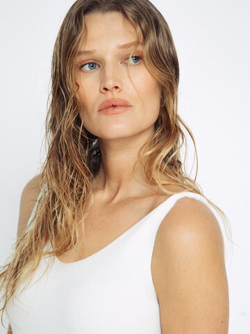 Top brodat 'Alexis' de la ABOUT YOU x Toni Garrn pe alb