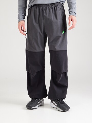 Tapered Pantaloni 'Tech' di Nike Sportswear in grigio: frontale
