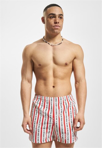 Shorts de bain Karl Kani en rouge