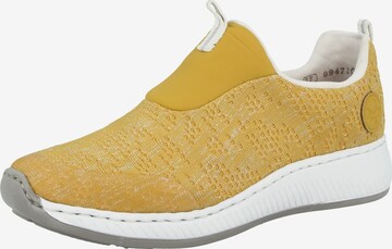 Scarpa slip-on di Rieker in giallo: frontale