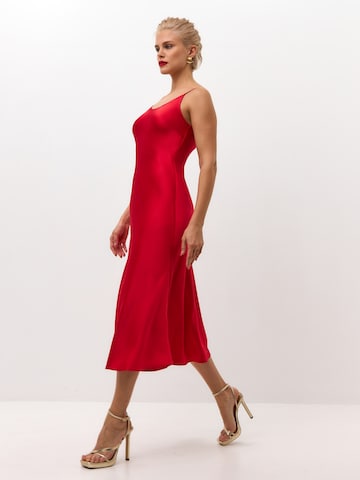 Robe 'Midi satin slip dress 'Majestic'' Serena Silueta en rouge