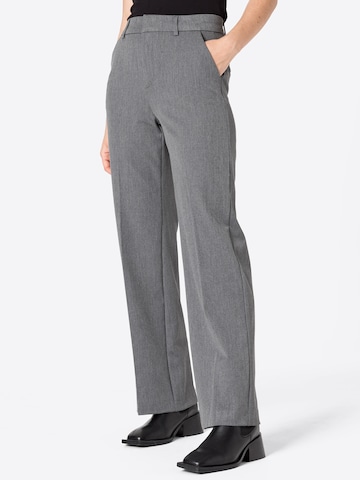 Regular Pantalon à plis mbym en gris : devant